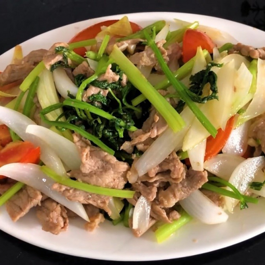 bò xào hành cần